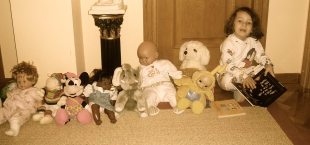  Amara leyendo a sus peluches, ca. 2003 😊