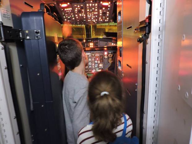 la pilota cabina avion