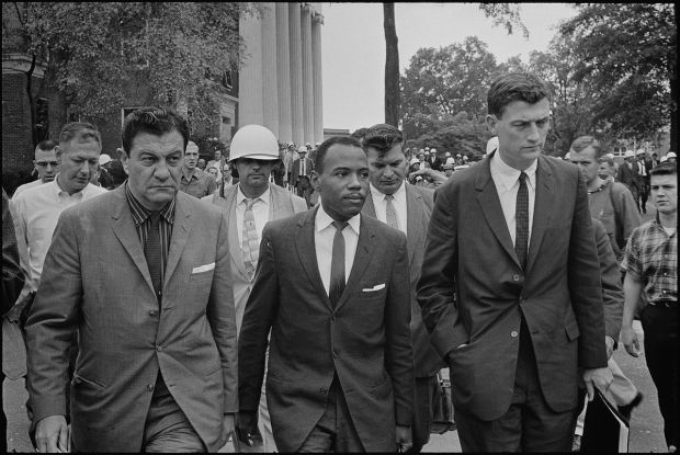 James Meredith, ejerciendo su derecho a asistir a la Universidad de Missisippi, protegido por varias personas, entre ellas John Doar (a su izquierda)