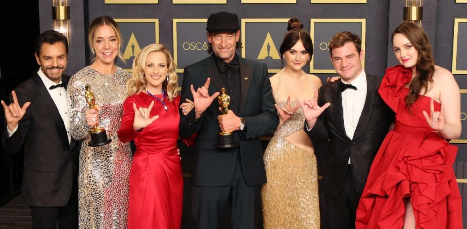 Fotografía de los actores de CODA posando la noche de los Oscars con sus premios en la mano.