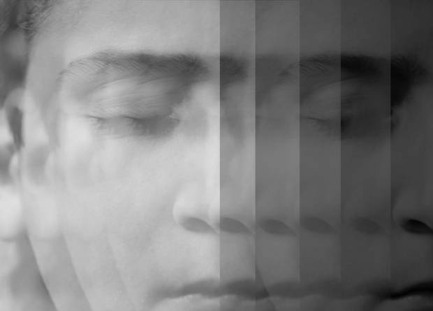 Fotografía en blanco y negro que muestra el rostro de una mujer que aparece distorsionado en la parte derecha de la imagen.