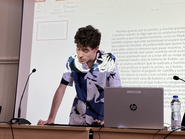 Antón leyendo el discurso de agradecimiento