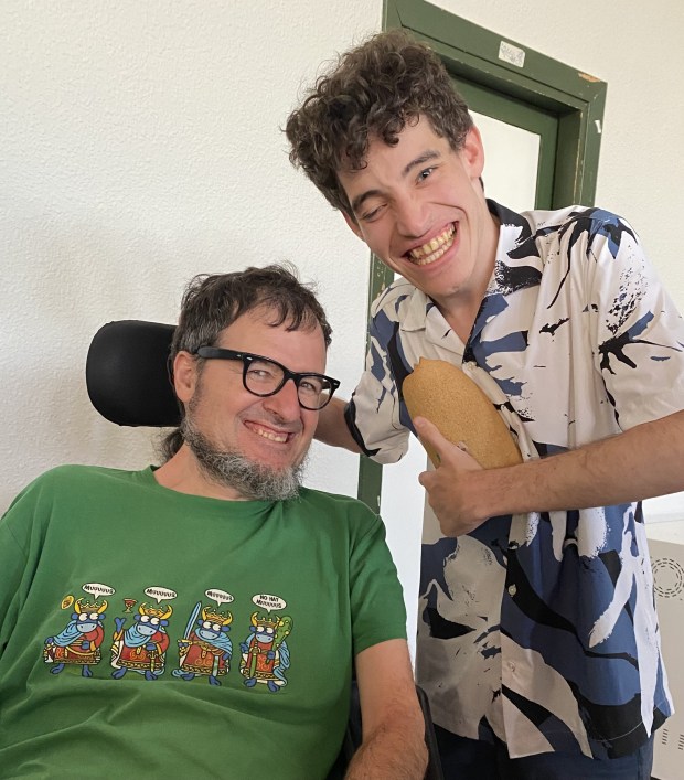 Antón con el premio en la mano acompañado de Dabiz Riaño, promotor de la iniciativa 