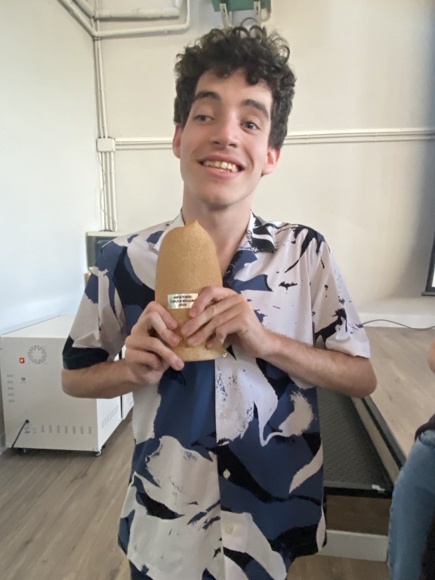 Antón con el premio en la mano que es una escultura de barro del artista Aitor Ruiz de Egino