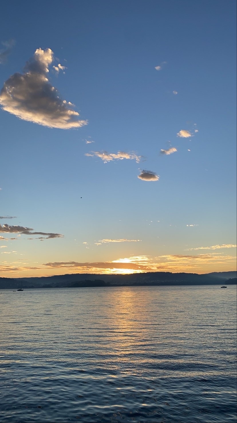 Imagen de un amanecer con el sol asomando en el horizonte sobre el mar