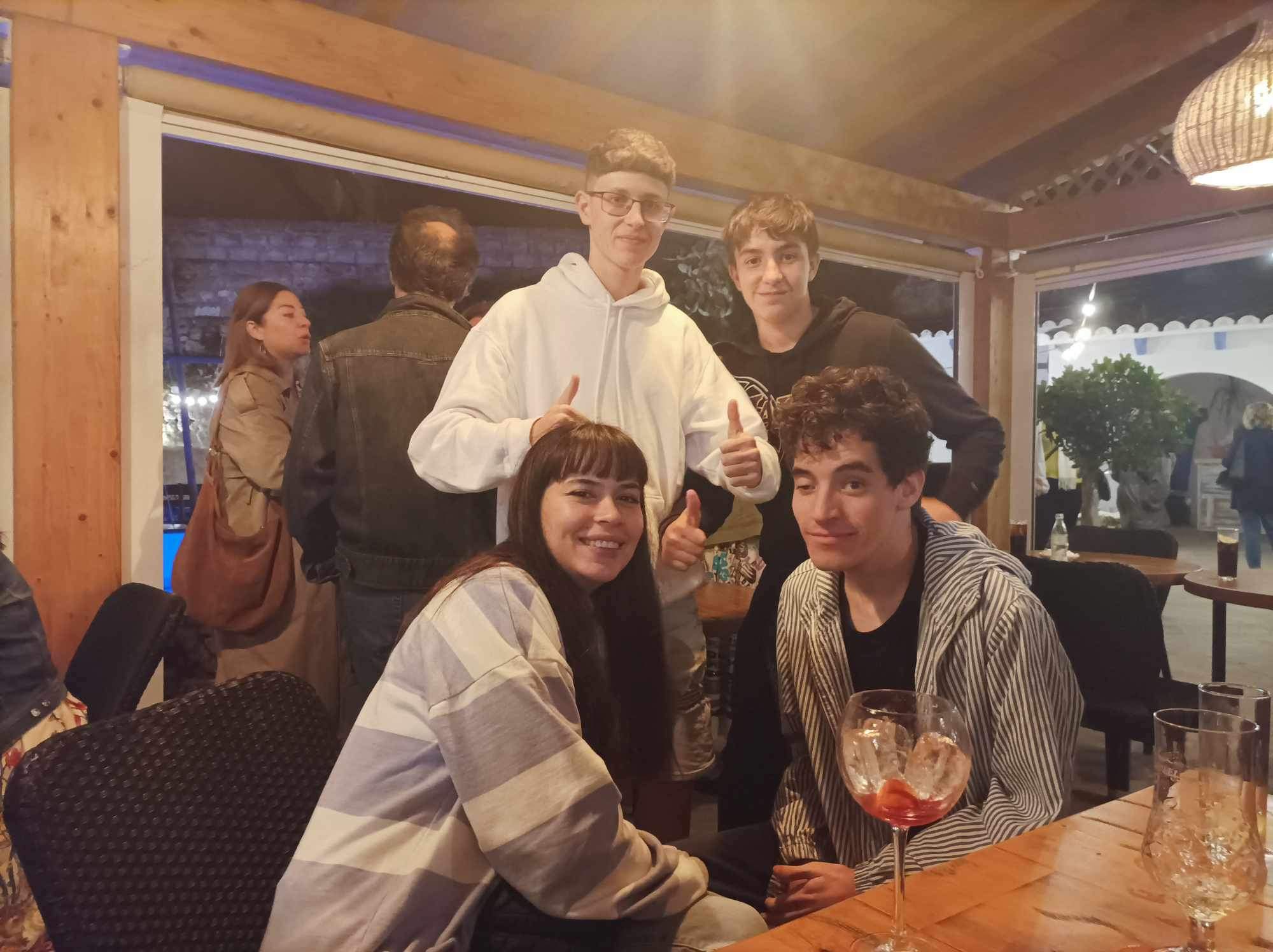 El autor del texto posando en un momento de la fiesta con una chica y dos chicas adolescentes asistentes a la fiesta que menciona en los párrafos anteriores.