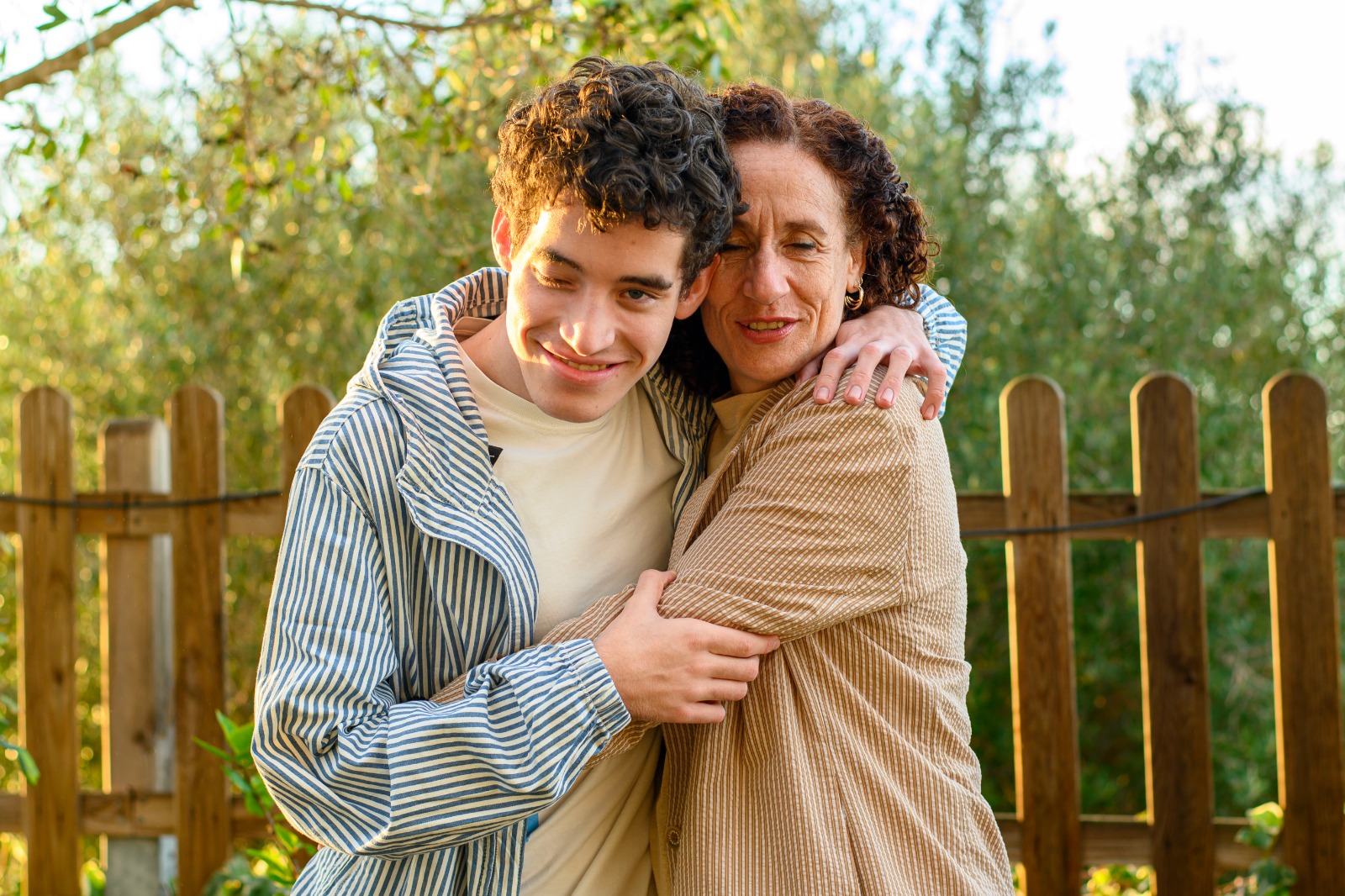 Foto realizada por Paula Verde donde aparecn Antón y Carmen abrazándose