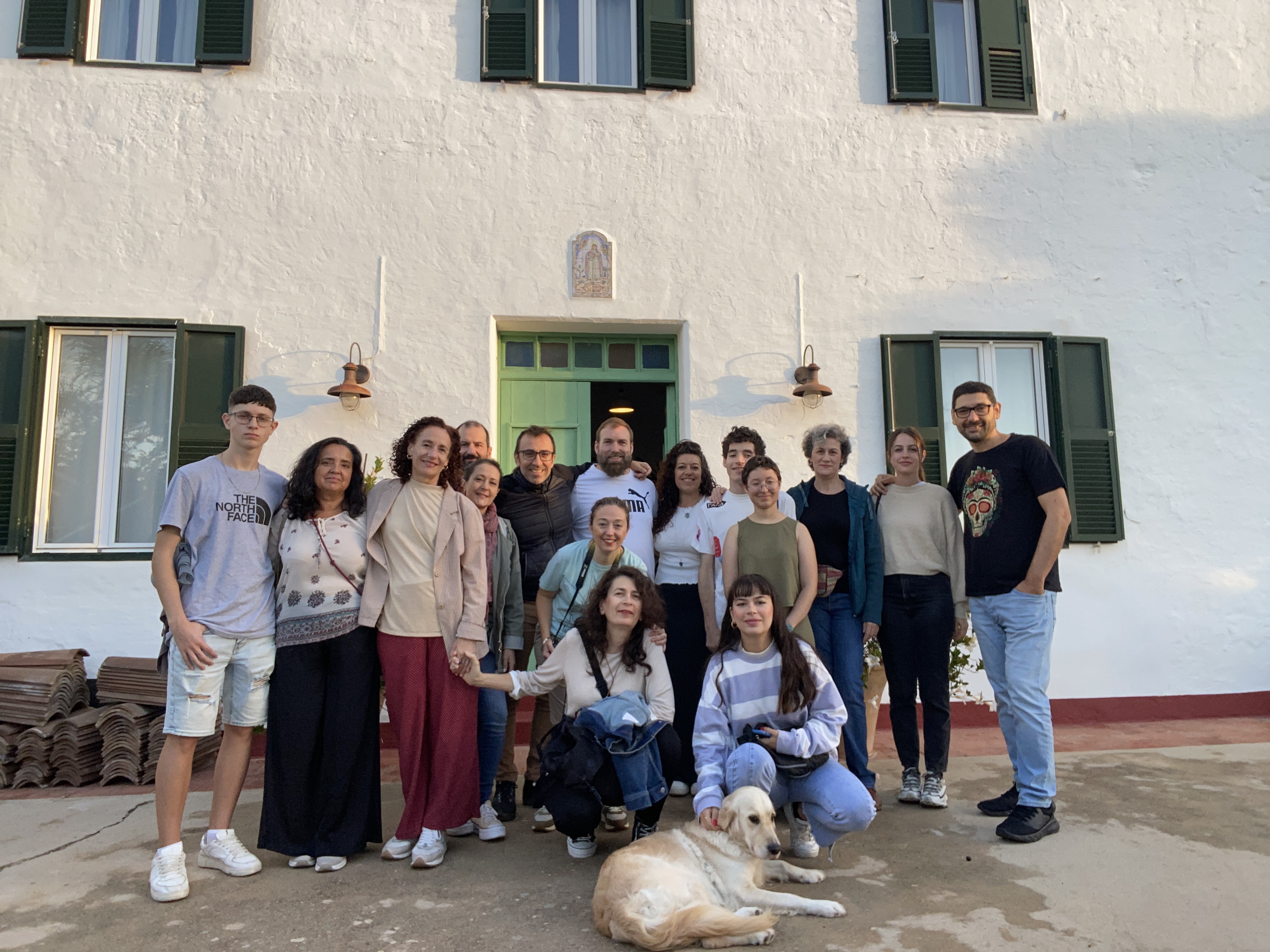 Foto con todas las personas que se alojaron en la casa a la que se alude en el texto, posando frente a la entrada de la casa.