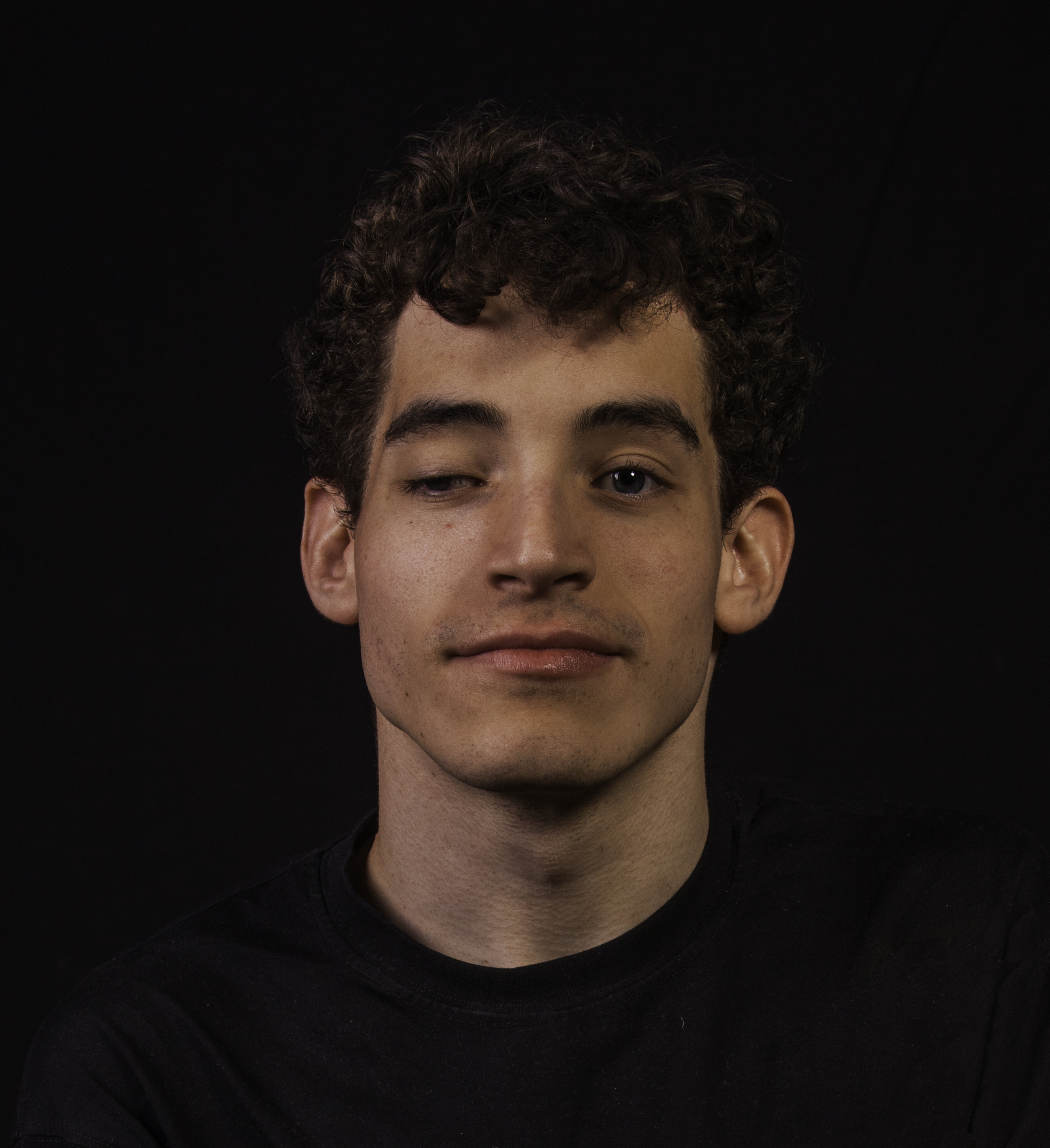 Imagen del rostro de Antón con fondo negro