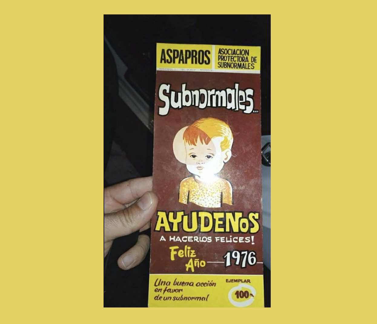 Portada de un calendario antiguo con el dibujo de un niño sobre el que aparece resaltada la palabra SUBNORMALES. Pueden leerse también estos textos: ASPAPROS. Asociación Protectora de Subnormales // Ayúdenos a hacerlos felices // Feliz año 1976 // Una buena acción en favor de un subnormal // Ejemplar 100 pesetas.