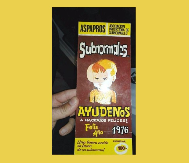 Portada de un calendario antiguo con el dibujo de un niño sobre el que aparece resaltada la palabra SUBNORMALES. Pueden leerse también estos textos: ASPAPROS. Asociación Protectora de Subnormales // Ayúdenos a hacerlos felices // Feliz año 1976 // Una buena acción en favor de un subnormal // Ejemplar 100 pesetas.