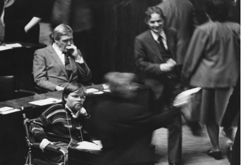 Fotografía de Kalle Könkkölä en el parlamento finlandés en 1983