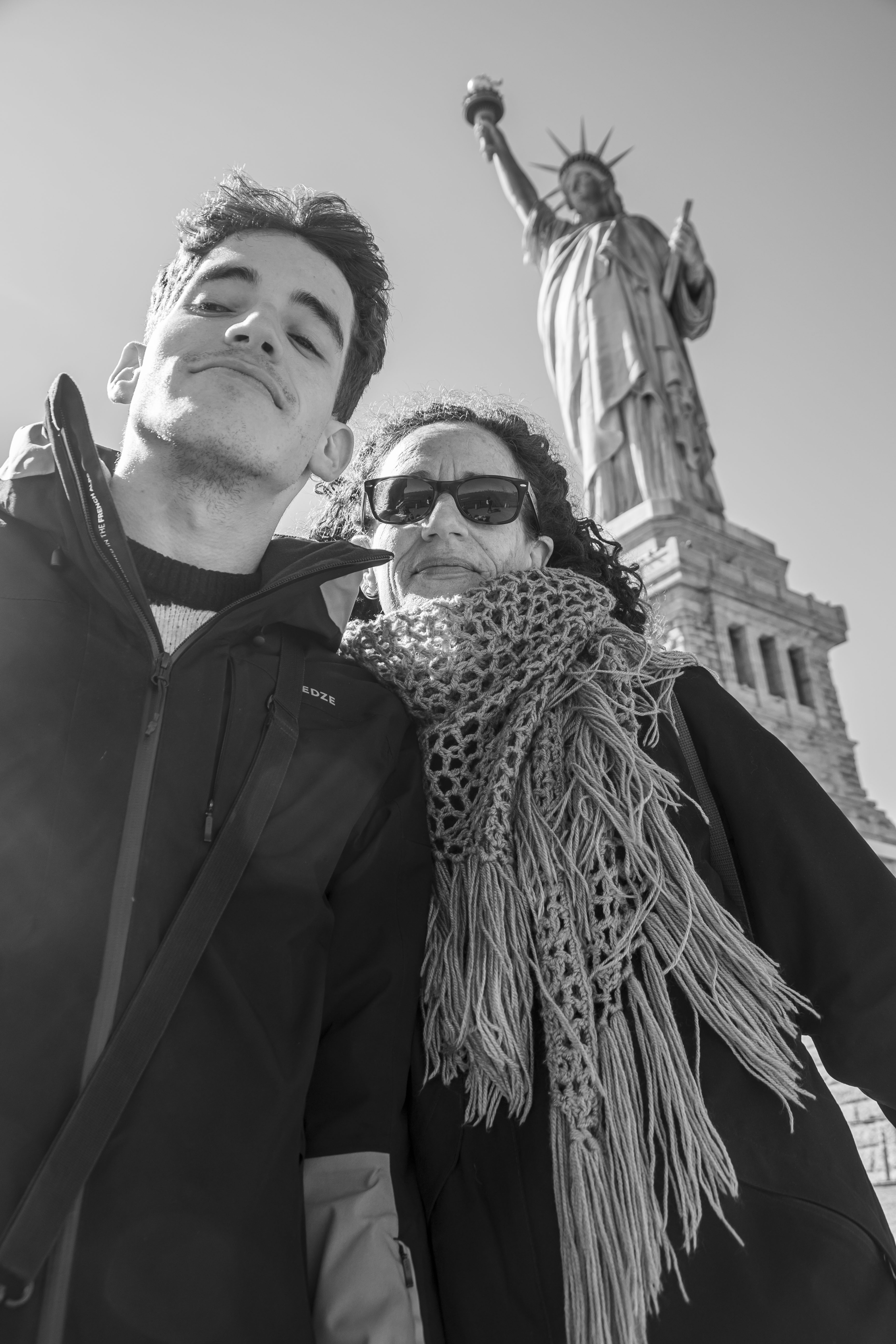 Foto en blanco y negro de Antón y Carmen delante de la Estatua de la Libertad