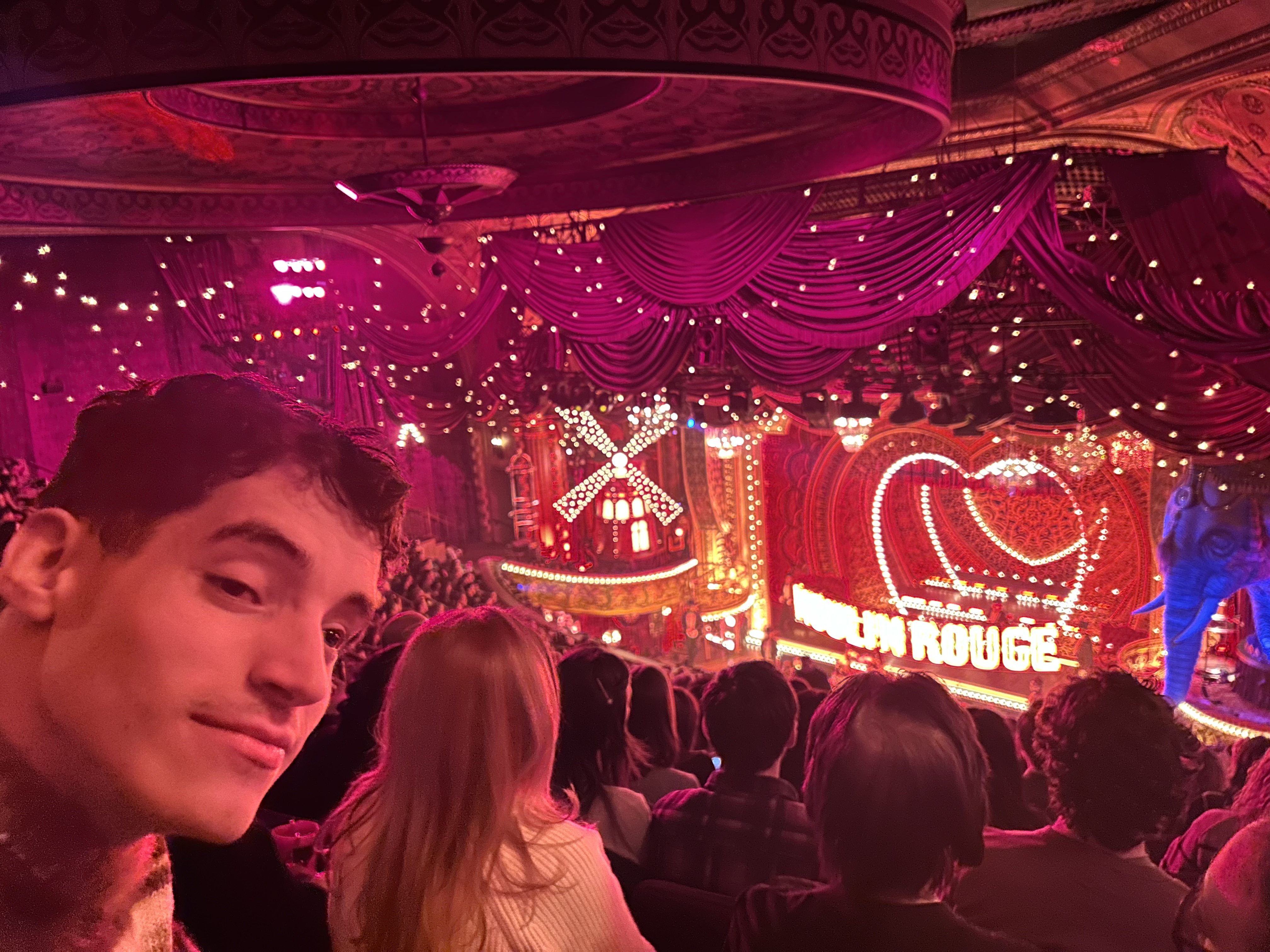 Imagen de Antón dentro del teatro donde asistió a ver el musical Moulin Rouge