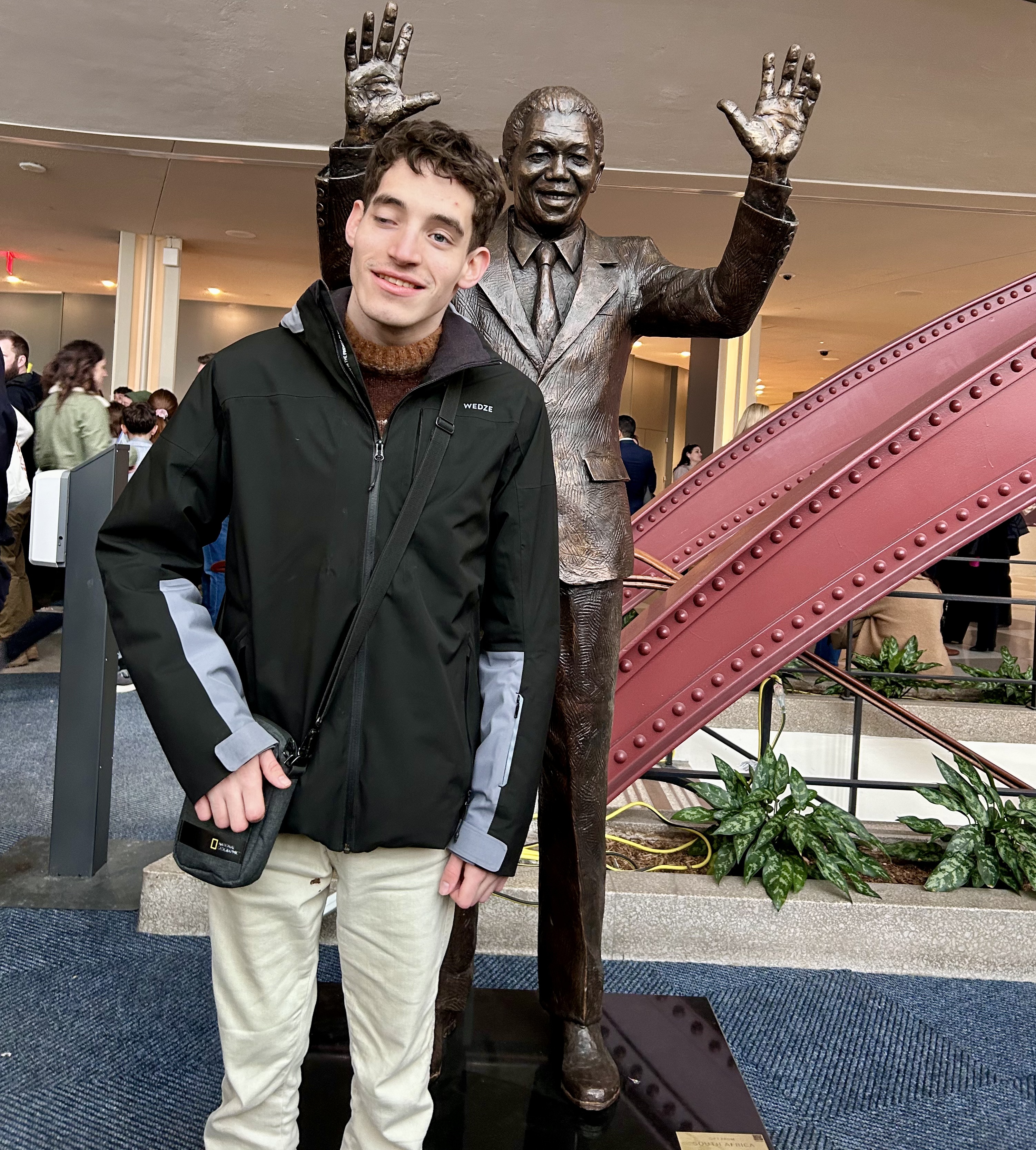 Antón junto a la estatua de Nelson Mandela en la sede de Naciones Unidas en Nueva York.