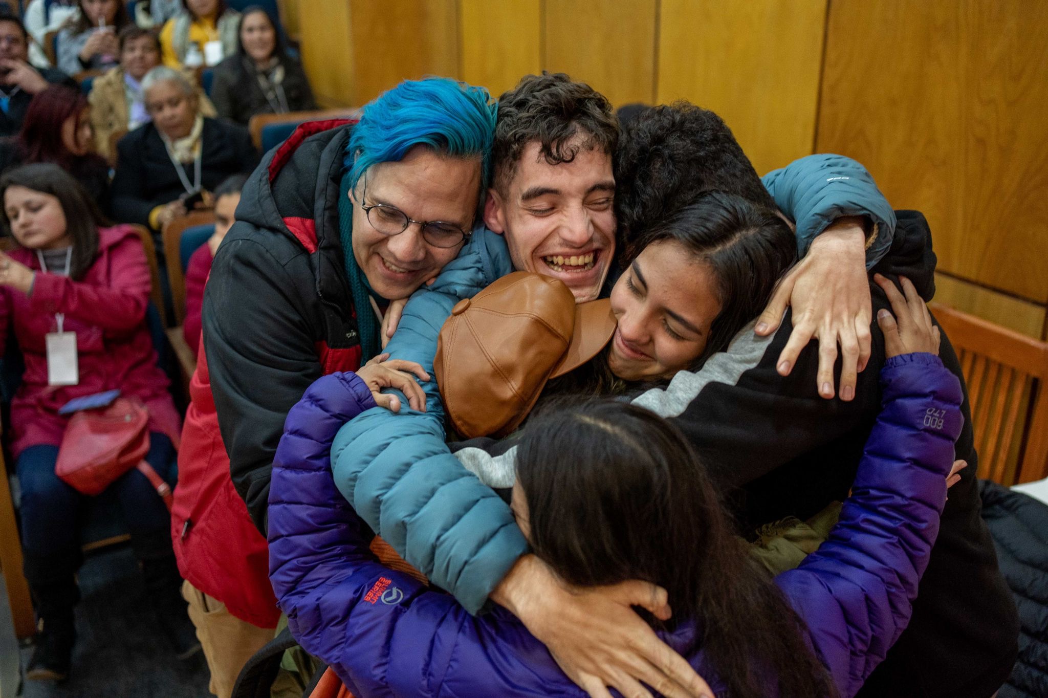 Antón y parte de las personas que le acompañaron en esta aventura aparecen abrazándose