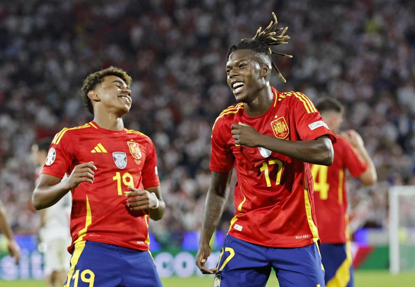 Imagen de Lamine Yamal y Nico Williams celebrando un gol con la selección española de fútbol.