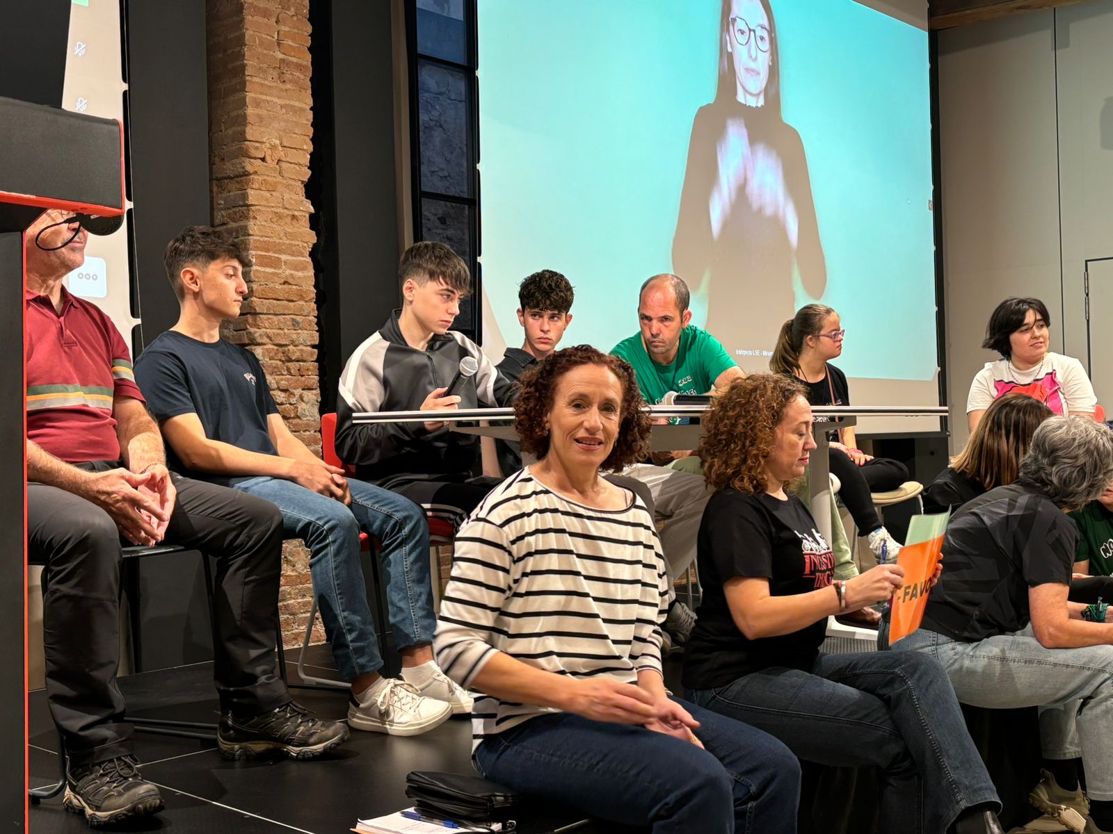 Foto de un momento de la exposición compartida por miembros de "Estudiantes por la inclusión" y de "Radikales desadaptados".