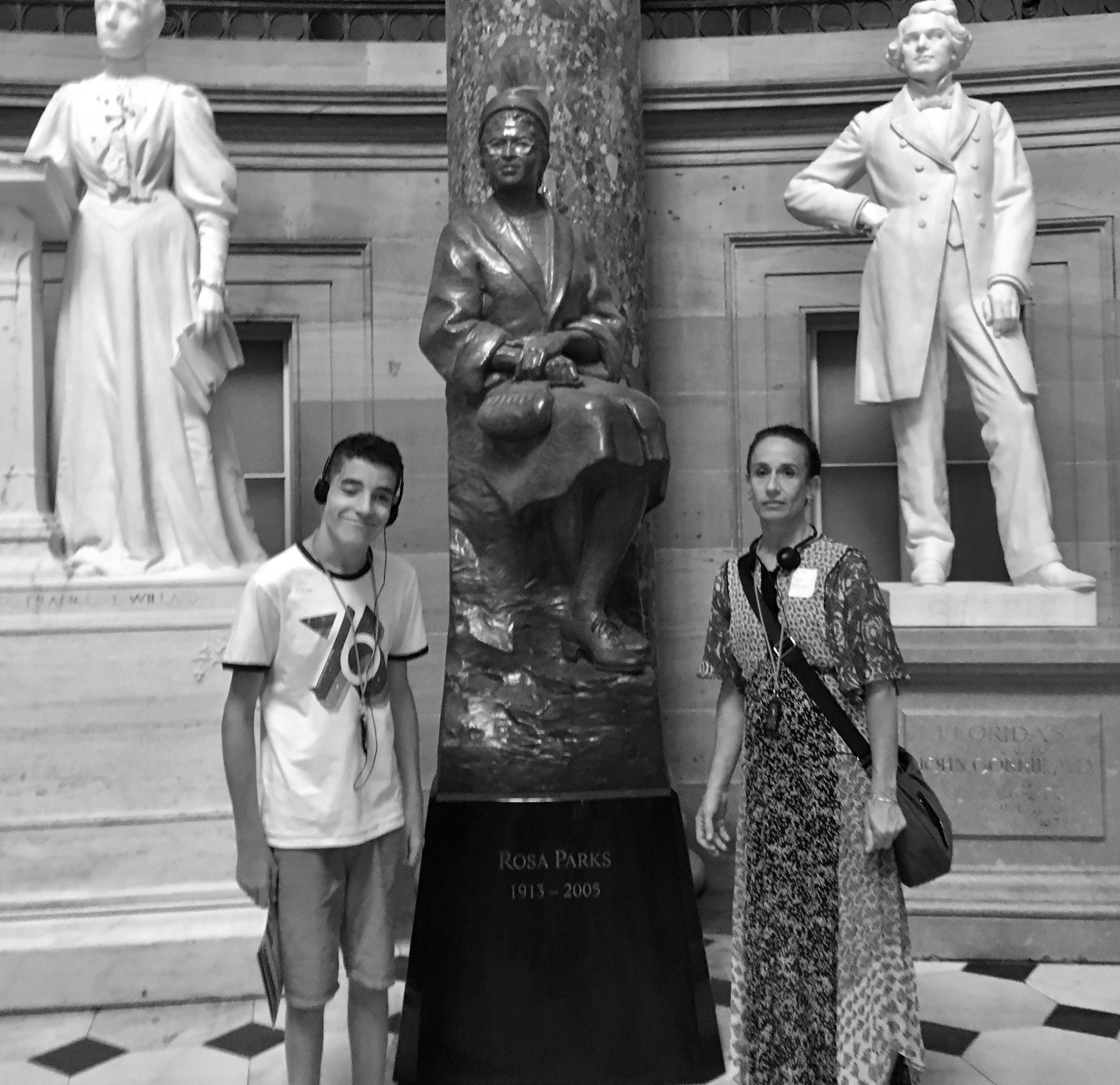 Imagen en blanco y negro donde aparecemos Antón y yo junto a la estatua de Rosa Parks en el Capitolio de Washington.