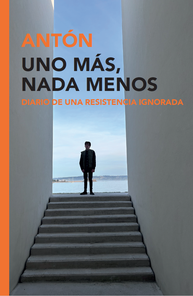 Imagen de la portada del libro. En ella aparecen unas escaleras entre dos paredes y en lo alto de esas escaleras una silueta que es la de Antón. Sobreimpresionado en esta imagen aparece el título del libro: ANTÓN (letras color naranja) UNO MÁS, (letras color negro) NADA MENOS (letras color negro) DIARIO DE UNA RESISTENCIA IGNORADA (letras color naranja) 