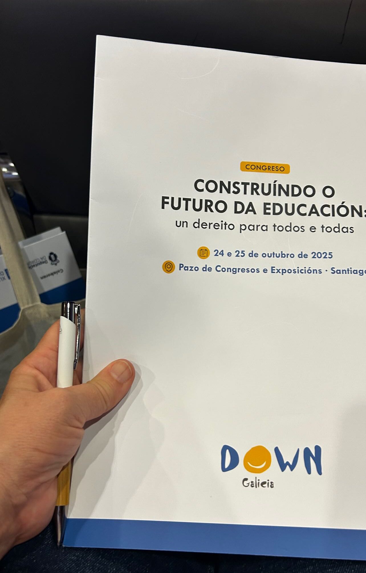 Imagen de la portada de una carpeta donde se lee: “Construíndo o futuro de Educación. Un dereito para Todos e Todas”.