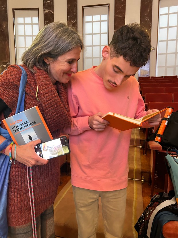 Distintas imágenes del momento en que Nuria le regala el cuaderno con el poema a Antón y se lo lee. En las últimas imágenes se abrazan y posan con el cuaderno y el libro de Antón